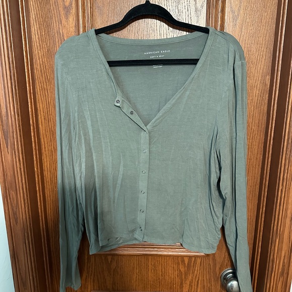 American Eagle soft and sexy size XL long sleeve cropped button up top - Picture 2 of 4